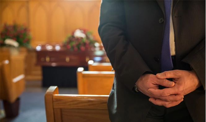 człowiek w kościele w czarnym garniturze